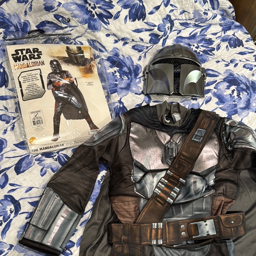 Star Wars Mandalorian Costume with face Mask Helmet, Belt and Cape